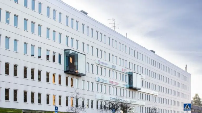 The facade of the office building Apelsinen in Humlegården, Stockholm.