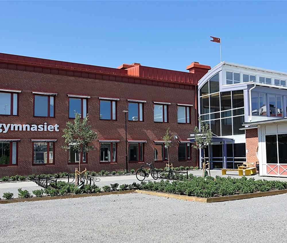 Cropped photo of the exterior of Baldergymnasiet in Skellefteå, Sweden on a sunny day.