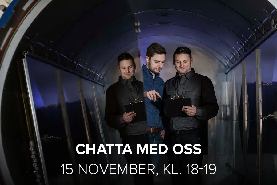 Cover photo for "Chatta med oss". Two men looking at a folder in the sputter factory.